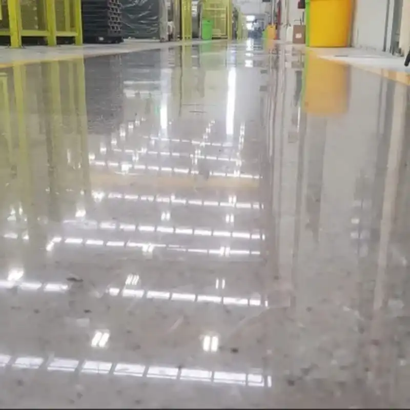 Piso de madera con grietas y juntas abiertas antes del proceso de retapado y restauración de superficie en Mérida, Yucatán