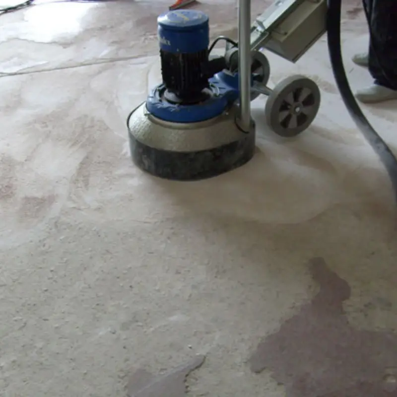 Máquina desbastadora planetaria trabajando sobre piso de concreto húmedo para eliminar manchas y rayones en proyecto de Campeche