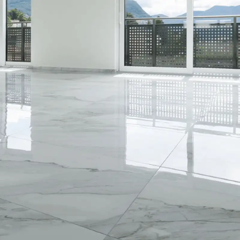 Terraza de residencia de lujo con piso de mármol blanco pulido con acabado espejo brillante de 450 m² en Ah Kim Pech, Campeche