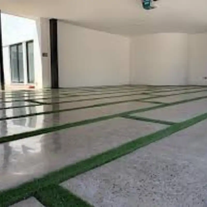 Oficinas corporativas con piso de concreto pulido y sellado con líneas verdes decorativas antideslizantes en Campeche Centro