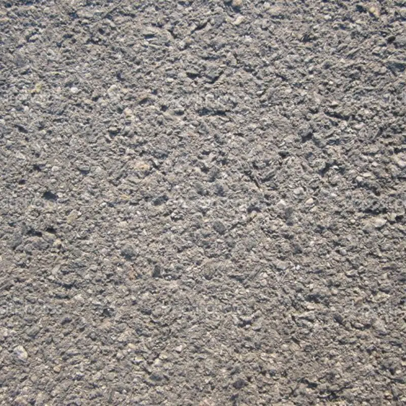 Textura rugosa de piso de piedra natural tratada con martelinado antideslizante para exteriores y rampas en Yucatán