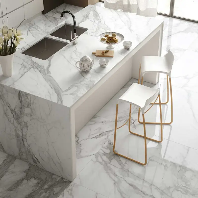 Piso y cubierta de mármol blanco con vetas grises perfectamente pulidos en cocina residencial de lujo en Mérida, Yucatán