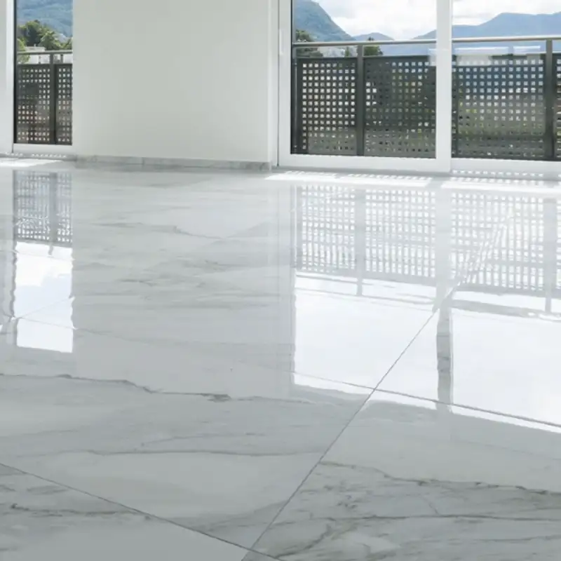 Piso de mármol blanco con vetas grises pulido y diamantado a espejo con acabado sellado de larga duración en residencia privada de más de 400 m² en Mérida, Yucatán