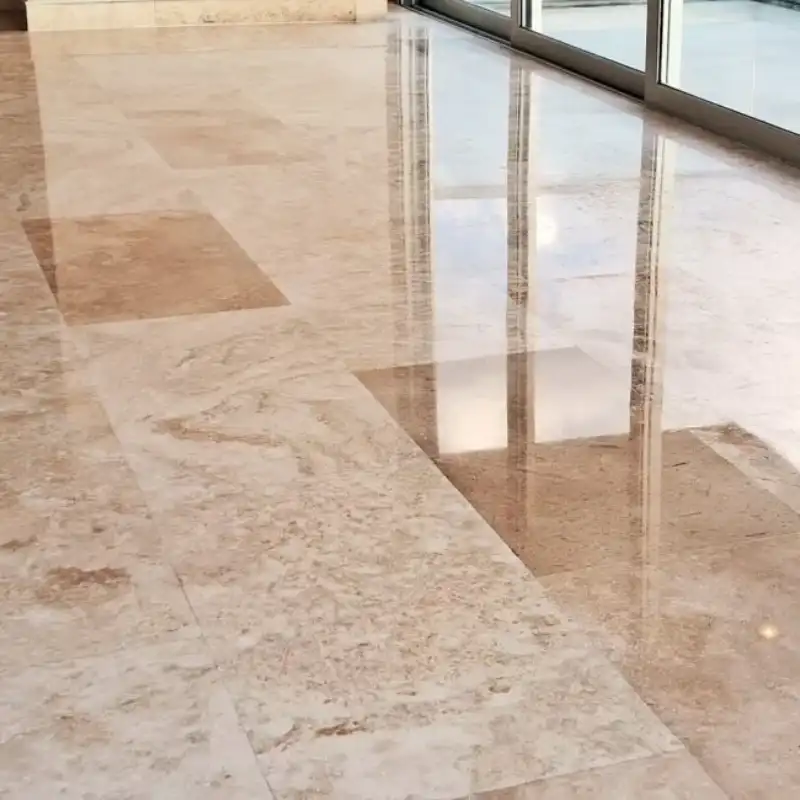 Habitación de hotel boutique con piso de mármol travertino pulido brillante en zonas comunes de El Lago, Campeche