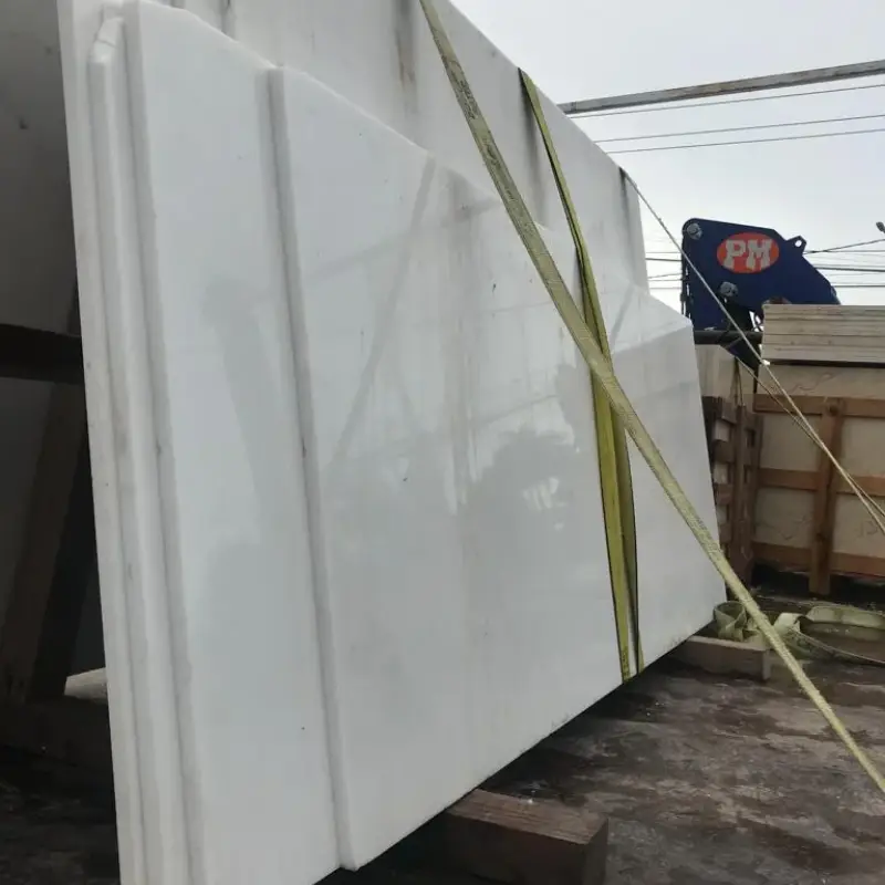 Grandes placas de mármol blanco de primera calidad siendo suministradas y transportadas para proyecto de instalación en Campeche