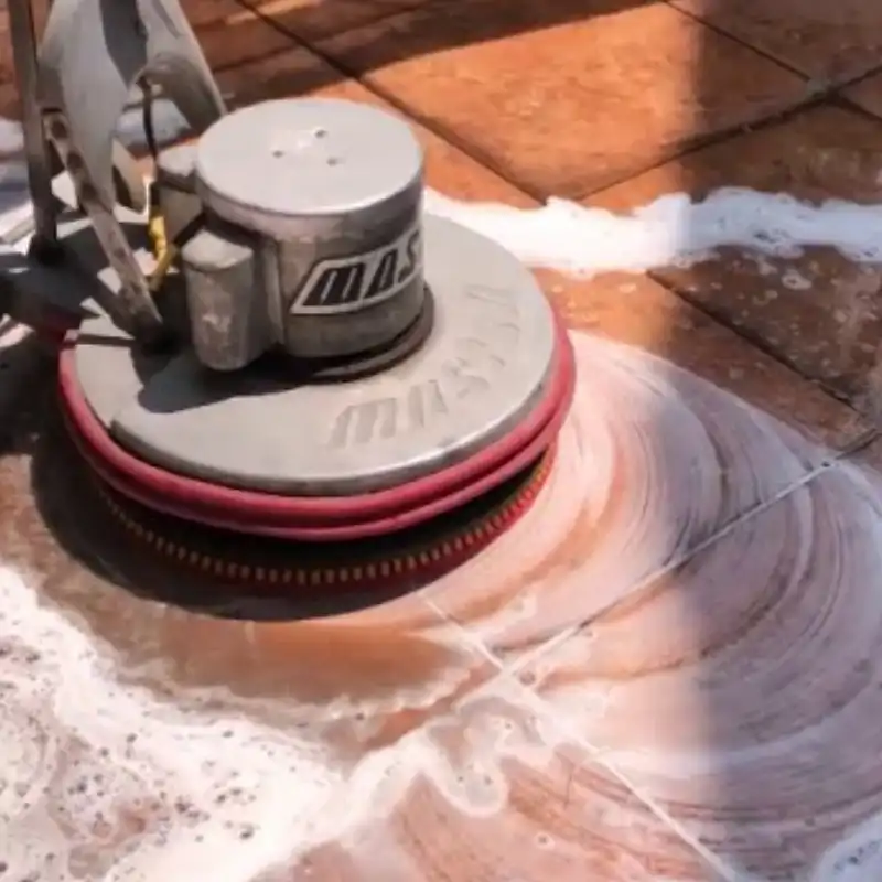 Pulido de pisos de cerámica y losetas en desarrollo habitacional del fraccionamiento Cumbres, Monterrey, Nuevo León — Pulistone Pulidora industrial con disco abrasivo rojo aplicando pulido de pisos de cerámica y losetas con espuma de producto de alta penetración en unidad habitacional del fraccionamiento Cumbres, Monterrey, Nuevo León, como parte de proyecto de restauración en 60 departamentos ejecutado por Pulistone
